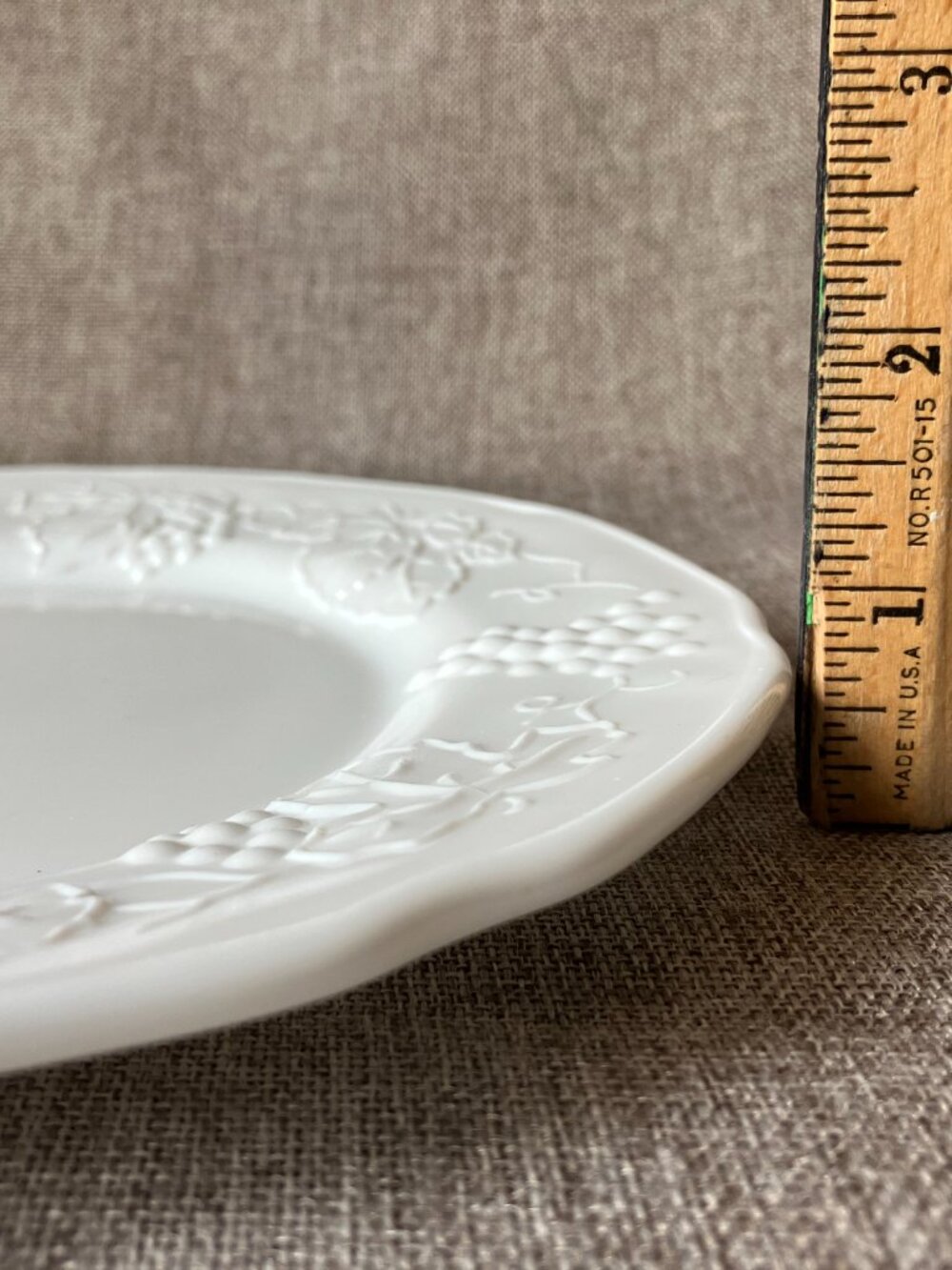 Set of 4, VTG Indiana Glass Milk Glass Harvest Grape 8" Round Snack/Lunch Plates - Picture 7 of 7